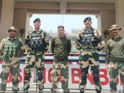pakistan hands over bsf jawan purnam kumar shaw to India after 21 days | पाकने २१ दिवसांनी BSF जवानाला भारताच्या ताब्यात दिले; वडील म्हणाले, मुलाची गळाभेट घ्यायची आहे pakistan hands over bsf jawan purnam kumar shaw to India after 21 days | पाकने २१ दिवसांनी BSF जवानाला भारताच्या ताब्यात दिले; वडील म्हणाले, मुलाची गळाभेट घ्यायची आहे