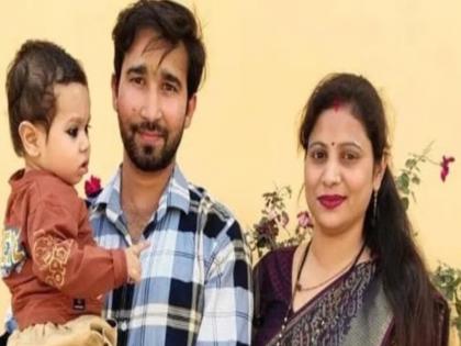 BSF jawan jumps into Ganga river while holding one and a half year old child | दीड वर्षाच्या मुलाला मिठीत घेऊन BSF जवानानं मारली गंगा नदीत उडी; कारण ऐकून डोळ्यात पाणी येईल BSF jawan jumps into Ganga river while holding one and a half year old child | दीड वर्षाच्या मुलाला मिठीत घेऊन BSF जवानानं मारली गंगा नदीत उडी; कारण ऐकून डोळ्यात पाणी येईल