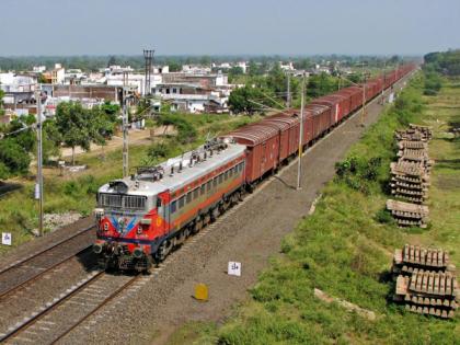 Coronavirus: Carried out freight duties until retirement; Vilas Pagare became the best warrior in Central Railway | Coronavirus: निवृत्त होईपर्यंत मालवाहतुकीचे कर्तव्य पार पाडले; मध्य रेल्वेमधील विलास पगारे ठरले उत्तम योद्धा