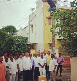 Start of installing LED lights in Bhusaval city | भुसावळ शहरात एलईडी दिवे बसविण्यास प्रारंभ