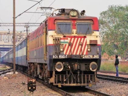 Passengers are inconvenienced due to closure of passenger trains | पॅसेंजर गाड्या बंद असल्यामुळे प्रवाशांची होतेय गैरसोय