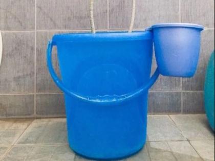 according to Vastushashtra don't keep hollow bucket in bathroom | बाथरुममध्ये कधीही ठेवु नका खाली बादली, होईल गंभीर नुकसान