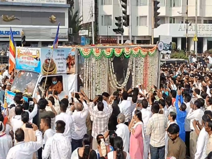 Buddha Saran Gachchami...! Aurangabad welcomes the Buddha's Asthi in a shower of flowers | Video: बुद्धं सरणं गच्छामि...! औरंगाबादेत बुद्धांच्या अस्थीकलशाचे पुष्पवृष्टीत स्वागत