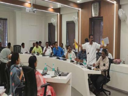 In the Sangli Municipal Corporation Standing Committee meeting corporator Santosh Patil tore the budget of the administration | सांगली महापालिकेच्या स्थायी सभेत बजेट फाडले; पाण्यासाठी सदस्याचा सभात्याग