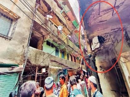 structure of the building collapsed on mother and daughter who was going to school | शाळेत निघालेल्या मायलेकीवर कोसळला इमारतीचा सज्जा; कल्याणमधील घटना 