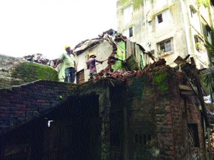 Dangerous building collapses, panic spreading among the residents | धोकादायक इमारत कोसळली, रहिवाशांमध्ये पसरली घबराट