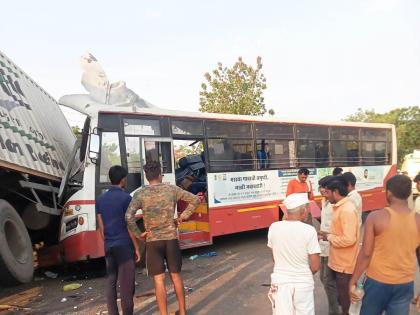 Fatal bus-container accident in Buldhana, 3 killed on the spot, 15 injured | बुलढाण्यात बस-कंटेनरचा भीषण अपघात, ५ जण जागीच ठार, १३ जखमी