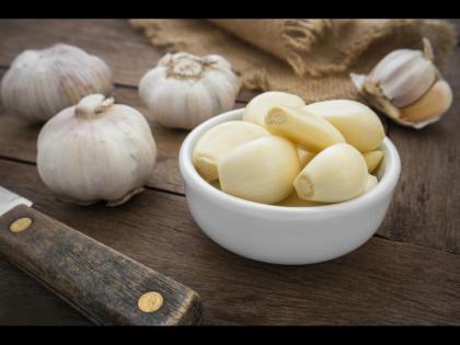 Science proven health benefits of eating raw garlic for men | शरीरातील एका-एका अवयवांना शक्ती देतो कच्चा लसूण, सायन्सनेही मानलं पुरूषांसाठी फायदेशीर