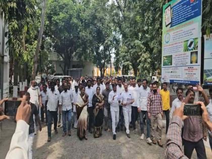 Farmers besiege Mahadistribution officials; The administration was thoroughly shaken | शेतकऱ्यांचा महावितरणच्या अधिकाऱ्यांना घेराव; प्रशासन चांगलेच हादरले