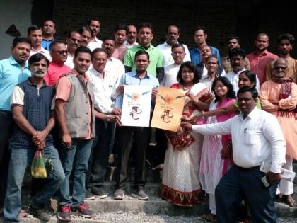 Publication of the emblem of Buldhana District Sahitya Sammelan | अर्धवट बांधकाम झालेल्या नाट्यगृहात बुलडाणा जिल्हा साहित्य संमेलनाच्या बोधचिन्हाचे प्रकाशन