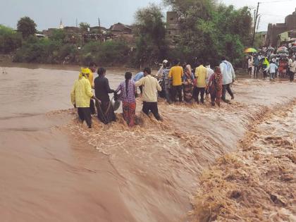 Water from the Narli river bridge, a life-threatening journey for many | नारळी नदीच्या पुलावरून पाणी, अनेकांचा जीवघेणा प्रवास