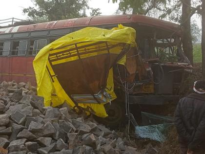 Buldhana: Head-on collision between high-speed auto and ST, minor injuries to common passengers including school children | Buldhana: भरधाव ऑटो आणि एसटीची समोरासमोर धडक, शाळकरी मुलांसह सामान्य प्रवासी किरकोळ जखमी