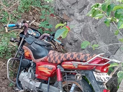 speeding bike hit the curb one killed two seriously | भरधाव दुचाकी रस्त्याच्या कठड्यावर धडकली; एक ठार, दाेन गंभीर