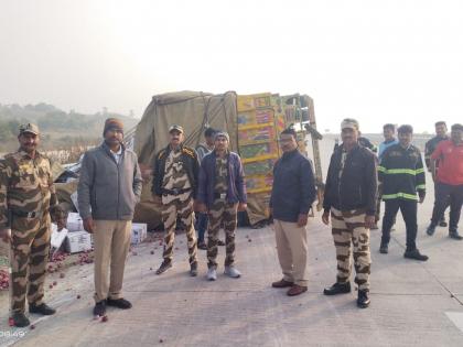 Two minor injuries after truck overturns on Samriddhi highway | समृद्धी महामार्गावर ट्रक उलटून दोघे किरकोळ जखमी