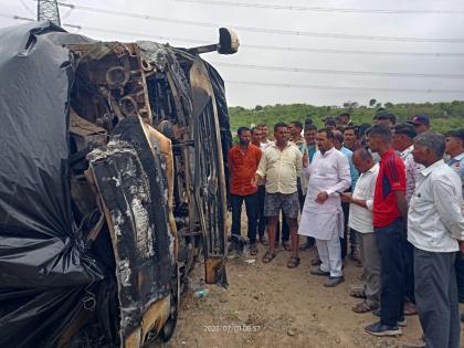 bus was burning on samruddhi mahamarg for almost an hour hand rushed for help | Buldhana Bus Accident: तब्बल एक तास जळत हाेती बस, मदतीसाठी सरसावले हात 