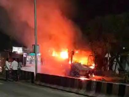 The thrill of a burning bus in the buldhana | चिखलीत 'बर्निंग' बसचा थरार;  वऱ्हाड घेऊन येणारी खासगी बस जळून खाक!