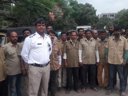 drivers in 'Dresscode'; 80 percent implementation in Buldhana | प्रवासी वाहन चालक ‘ड्रेसकोड’मध्ये;  बुलडाण्यात ८० टक्के अंमलबजावणी