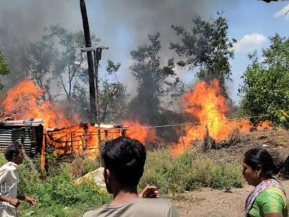 cowshed fire caused a loss of rs 1 lakh soybean and wheat were burnt along with agricultural materials | गोठ्याला आग लागून एका लाखाचे नुकसान, कृषी साहित्यासह सोयाबीन व वैरण जळून खाक