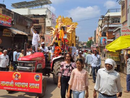 immersion of five ganesha in khamgaon buldhana | मानाच्या लाकडी गणपतीसह पाच गणपतींचे विसर्जन