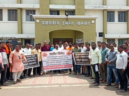 Maratha community protests in Khamgaon; gave letter to Governor through Sub-Divisional Officers | सकल मराठा समाजाची खामगावात निदर्शने; उपविभागीय अधिकाऱ्यांमार्फत राज्यपालांना निवेदन