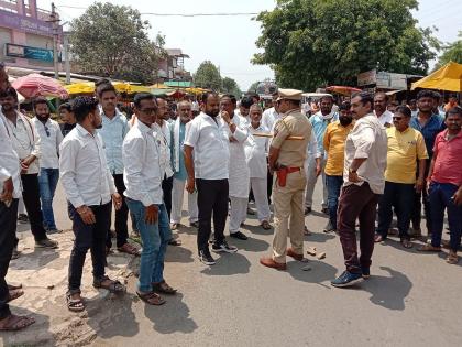 Buldhana: On behalf of the entire Maratha community, a protest was held in Metala, demanding the resignation of Home Minister Fadnavis. | Buldhana: सकल मराठा समाजाच्यावतीने माेताळ्यात रास्ता राेकाे, गृहमंत्री फडणवीस यांच्या राजीनाम्याची मागणी