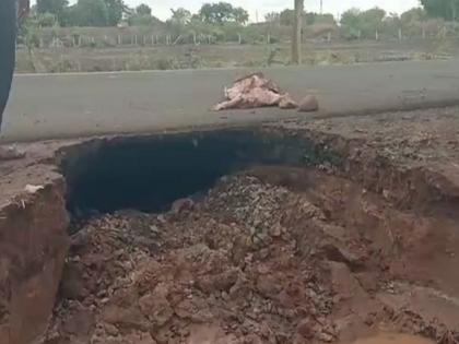 In the very first rains, the Khamgaon-Buldhana road got bogged down, the road from Divthana to Varana Fata became dangerous. | पहिल्याच पावसात खामगाव - बुलढाणा मार्गाला पडले भगदाड, दिवठाणा ते वरणा फाट्यापर्यंतचा रस्ता बनला धोकादायक