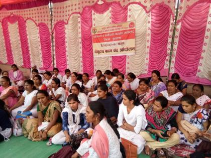 The 612 'NHM workers' agitation in Buldhana | बुलडाण्यात एनएचएमच्या ६५० कर्मचाऱ्यांचे कामबंद आंदोलन