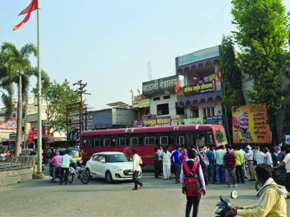 Brake failure of ST bus at busy place Many lives were saved by the drivers initiative | ऐन वर्दळीच्या ठिकाणी एसटी बसचे ब्रेक फेल; चालकाच्या प्रसंगावधानाने वाचले अनेकांचे प्राण!