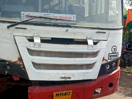 speeding bike and a bus collided head on the youth was died on the spot | भरधाव दुचाकी आणि बसची समाेरासमाेर धडक, युवक जागीच ठार