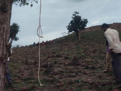 Youth committed suicide by hanging in khamgaon buldhana | मेंढ्या घरी परतल्या मात्र तो आलाच नाही; गळफास घेऊन तरूणाची आत्महत्या!