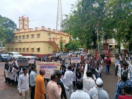 premises of the zilla parishad were flooded with slogans of give us teachers | ‘शिक्षक द्या, आम्हाला शिक्षक द्या’च्या घाेषणांनी निनादला जिल्हा परिषदेचा परिसर