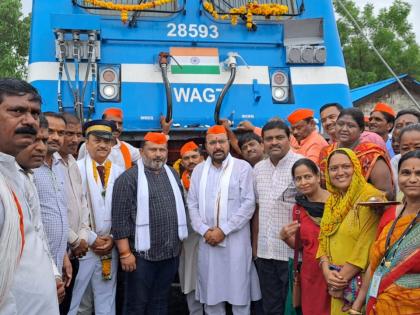 hundreds of devotees left for pandharpur on the occasion of ashadhi ekadashi from khamgaon | नाम घेता चला आता पंढरीची वाट...; आषाढी एकादशीनिमित्त शेकडो भाविक पंढरपूरला रवाना