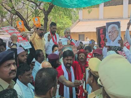 'शिवाजी कौन था?' पठन से तनाव; पुलिस ने विरोध प्रदर्शन दबाया। - Hindi News | 'Shivaji Kon Hota?' reading sparks tension; police suppress protest. | Latest News at Lokmatnews.in