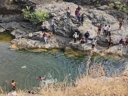 youngster drown lake in Wari Bhairavagad | वारी भैरवगड येथील डोहात तरूण बूडाला;शोध मोहीम सुरू