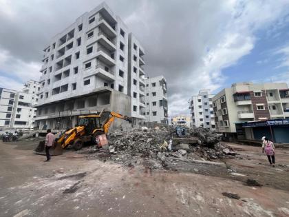 pune news baramati Municipal Council cracks down on unauthorized construction; Two-storey building demolished | बारामती नगरपरिषदेचा अनधिकृत बांधकामावर हातोडा;दोन मजली इमारतीचे बांधकाम केले जमीनदोस्त pune news baramati Municipal Council cracks down on unauthorized construction; Two-storey building demolished | बारामती नगरपरिषदेचा अनधिकृत बांधकामावर हातोडा;दोन मजली इमारतीचे बांधकाम केले जमीनदोस्त