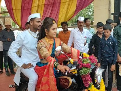 A farmer father enthusiasm Gift of 1 four wheeler and 2 two wheeler to the girl, direct entry of the girl to the marriage hall on bullet | Video: शेतकरी बापाची हौस; मुलीला १ चारचाकी अन् २ दुचाकी भेट, मुलीची बुलेटवर थेट लग्न मंडपात एंट्री