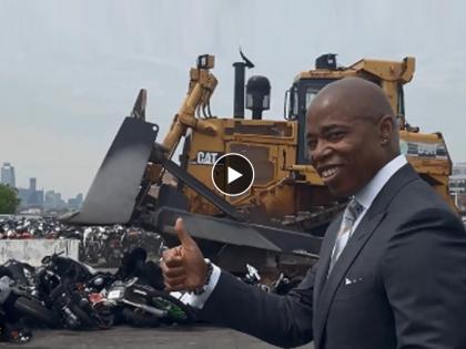 bulldozer crashes 100 bikes in America new York video goes viral on internet | Viral Video: एकाच वेळी १०० दुकाचींकवर चालवला बुलडोझर, भारतात नव्हे; 'या' देशात घडली घटना