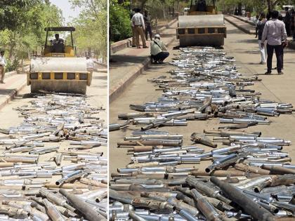 सायलेन्स प्लीज ! ‘बुलेट’च्या फटाक्यांवर पोलिसांचा बुलडोझर; ७०५ मॉडिफाइड सायलन्सरचा चक्काचूर - Marathi News | Silence Please! 705 Modified Silencers Crushed by Bulldozer in Chhatrapati Sambhajinagar. | Latest chhatrapati-sambhajinagar News at Lokmat.com