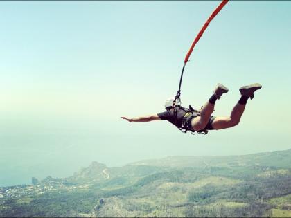 Tourist dies after plunging 764ft off biggest bungee jump of world | बंजी जंपिंगमध्ये या व्यक्तीसोबत झाली मोठी दुर्घटना, गमवावा लागला जीव