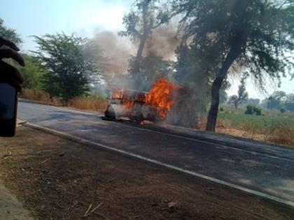 The car suddenly caught abruptly near Jirggaon in Yaval taluka | यावल तालुक्यातील गिरडगाव जवळ कारने अचानक पेट घेतला