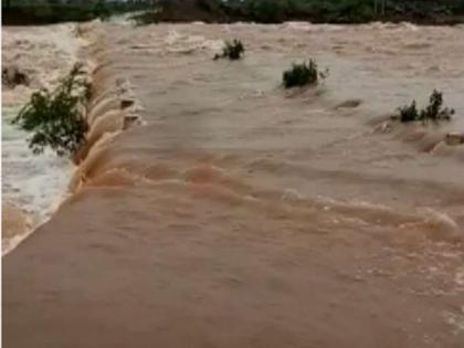 Due to the flood water, the village of Fofade lost contact and all three roads were closed | Video : पूराच्या पाण्यामुळे फोफादे गावचा संपर्क तुटला, तिन्ही बाजूचे रस्ते बंद