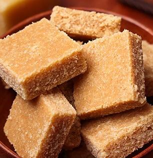 नारळी पौर्णिमा स्पेशल : फक्त १० मिनिटांत करा गूळ-नारळाची बर्फी-उपवासालाही चालते, नारळ खवण्याचीही गरज नाही..