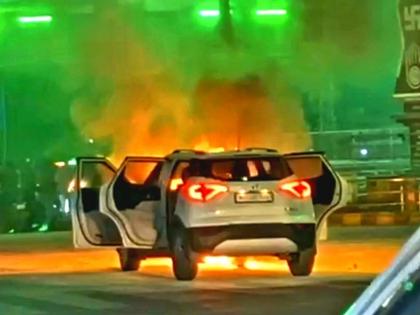 छत्रपती संभाजीनगरच्या भगवान महावीर चौकात चालत्या कारने घेतला पेट छत्रपती संभाजीनगरच्या भगवान महावीर चौकात चालत्या कारने घेतला पेट