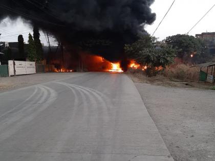 Two vehucles burned in two accidents on Mumbai-Pune Expressway | मुंबई-पुणे एक्सप्रेस वेवर दोन दुर्घटनांमध्ये दोन गाड्या जळून खाक 