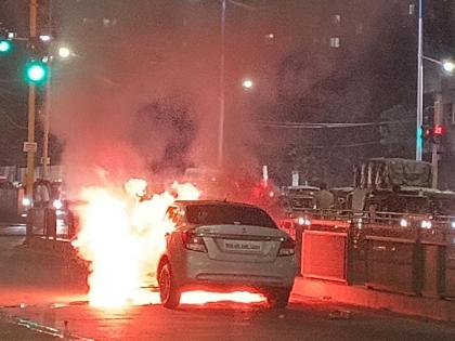 Pune: Thrill of Burning Car on Satara Road BRT Route; Due to the vigilance of the driver, the disaster was averted | Pune: सातारा रस्ता बीआरटी मार्गात बर्निंग कारचा थरार; चालकाच्या सतर्कतेमुळे अनर्थ टळला