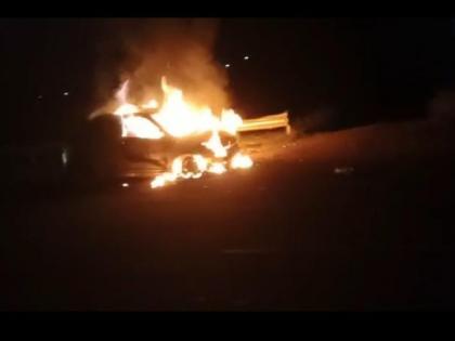 A car caught fire at Karhe Ghat on the Nashik Pune highway | नाशिक-पुणे महामार्गावर कऱ्हे घाटात कार पेटली 