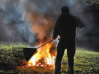  Burning garbage; Caution .... The risk of cancer and lung diseases | कचरा जाळताहेत; सावधान....कर्करोग अन् फुप्फुसांच्या आजारांचा धोका