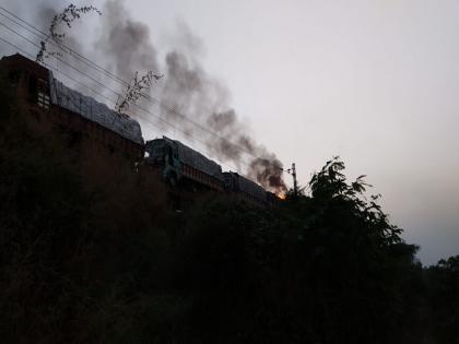 The fire took place in a truck truck loaded on a farewell freight train | भिवंडीत मालगाडीवर लादलेल्या ट्रकच्या मालास लागली आग