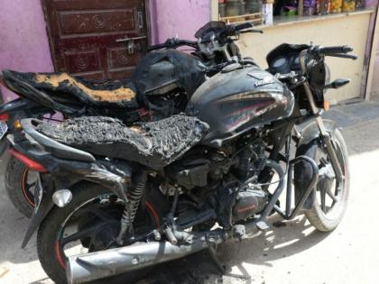Two-wheelers have been circulated from the old dispute, the accused imprisoned in hour | जुन्या वादातून दोन दुचाकी पेटविल्या, आरोपी तासाभरात कैद Two-wheelers have been circulated from the old dispute, the accused imprisoned in hour | जुन्या वादातून दोन दुचाकी पेटविल्या, आरोपी तासाभरात कैद