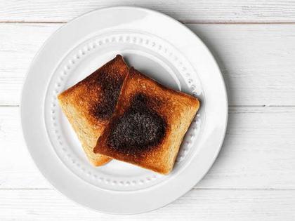 Never eat burnt bread risk of cancer increases | चुकूनही खाऊ नका करपलेले ब्रेड, वाढतो कॅन्सरचा धोका!